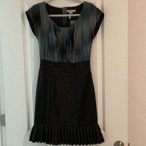 BCBGeneration Dresses & Skirts - BCBG MaxAzria Dress Size 4 Black and Blue side z